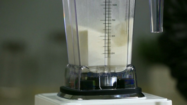 香蕉燕麦卷,容杯放置机器上，启动开/关键，按Dry干磨。
