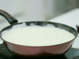 豌豆泥豆腐,将打好的生豆浆倒在纱布中，用手把豆浆挤出（挤剩下的豆渣留着，拌在面粉中可以做各种面食）。
