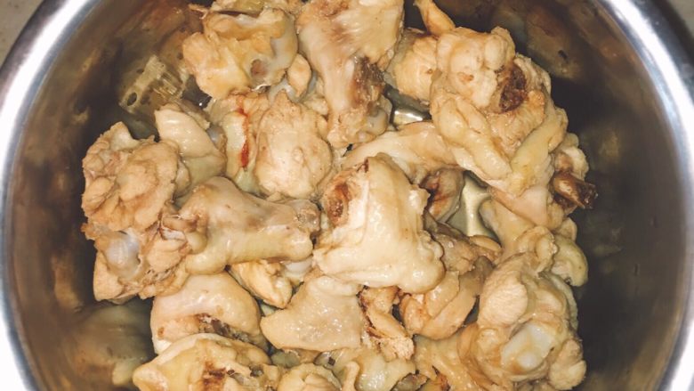 产后宜食 哺乳期土豆炖鸡块,焯好的鸡块备用