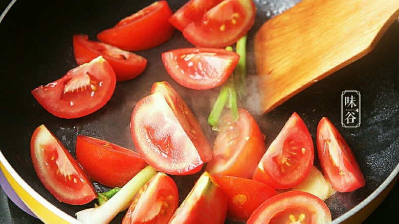 番茄黄豆猪蹄汤,锅内下油，放入姜片和葱白爆香，倒入番茄翻炒