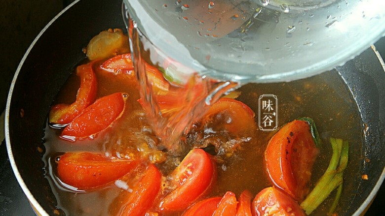番茄黄豆猪蹄汤,番茄炒软，半脱皮的状态后倒入适量热水充分煮开，水要考虑后期用来煲猪蹄的，所以要比较多。