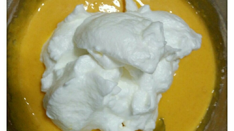 鲜果蛋糕,打发的蛋清分3次加入到蛋黄中搅拌均匀上下翻，不要打圈，防止气泡消。