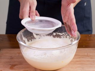 奶油纸杯蛋糕，快到嘴里来！,.筛入低筋面粉，搅拌均匀。