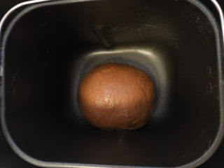 可可麻薯夹心软欧,然后将面团放在面包机内发酵，发酵至两倍大即可