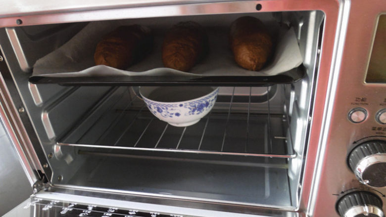 可可麻薯夹心软欧,最后送入烤箱发酵。发酵的时候记得放碗温热的水在烤箱内