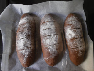 可可麻薯夹心软欧,发酵至两倍大即可 发酵好的面包取出 ，撒粉 割口（烤箱预热180度）