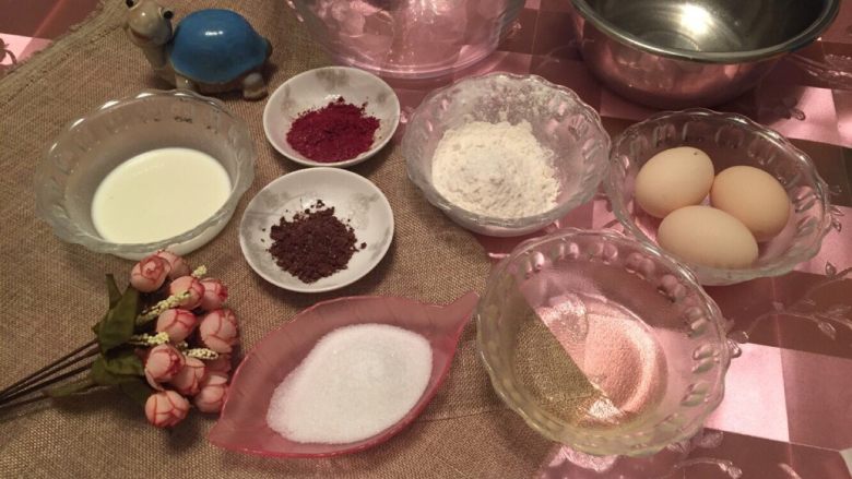 超简易6寸红丝绒戚风蛋糕,准备好材料，蛋黄蛋白分离待用。