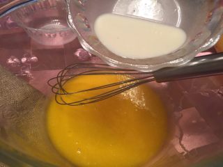 超简易6寸红丝绒戚风蛋糕,蛋黄部分先加入约10g细砂糖搅拌均匀，后依次加入牛奶、色拉油。