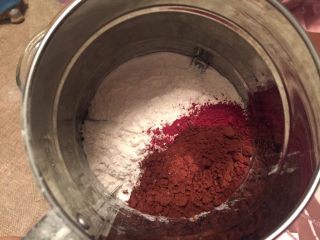 超简易6寸红丝绒戚风蛋糕,低粉、可可粉、红曲粉混合均匀。