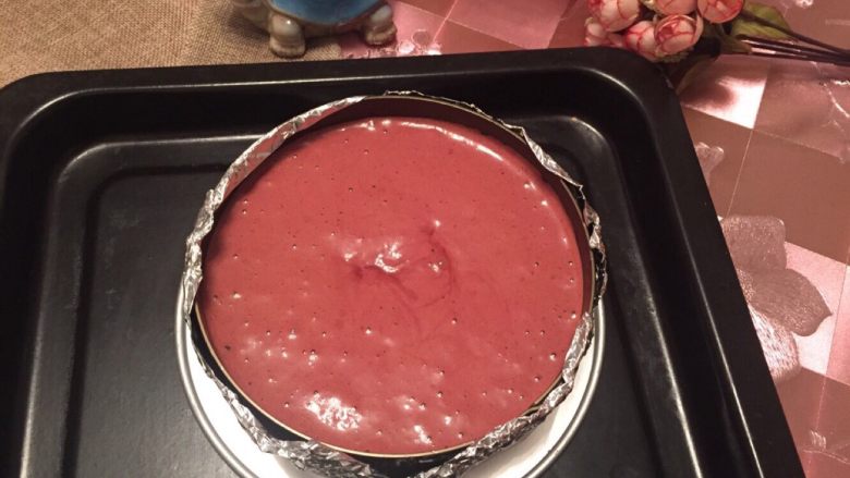 超简易6寸红丝绒戚风蛋糕,缓缓倒入模具中。