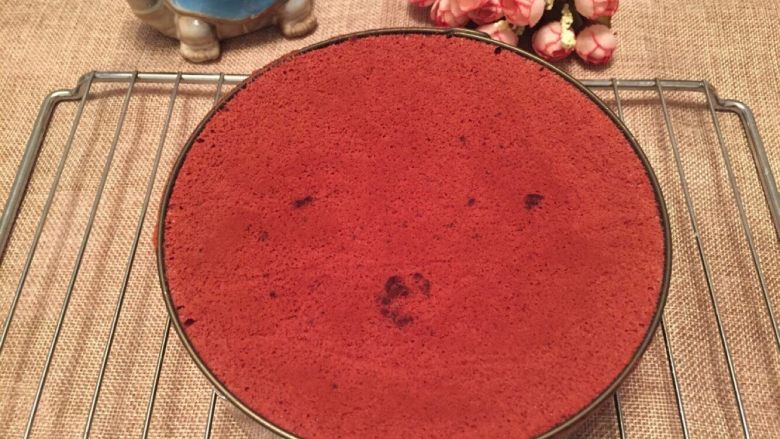 超简易6寸红丝绒戚风蛋糕,冷却后脱模。