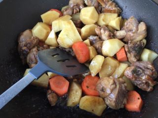 乱炖,放入切好的土豆，胡萝卜。翻炒均匀