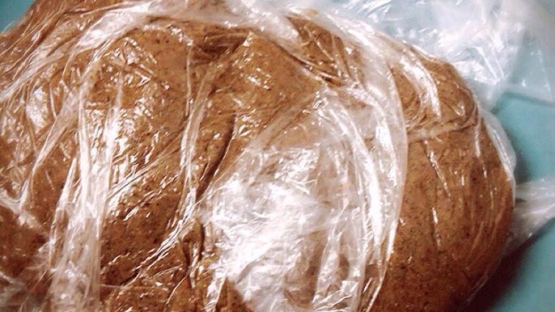 粗粮粉粉烤的饼干,揉成面团之后，用保鲜袋包住面团，冷冻半小时