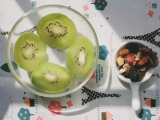 奇亚籽水果布丁,一半猕猴桃切片，然后贴在透明碗或者玻璃杯壁上（嗨姨比较霸气，所以用碗~）