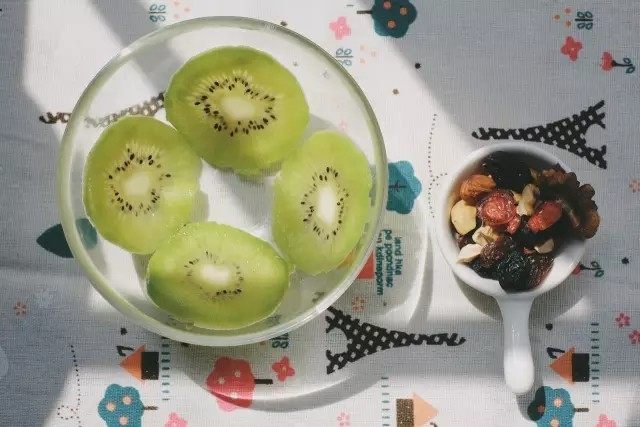 奇亚籽水果布丁,一半猕猴桃切片，然后贴在透明碗或者玻璃杯壁上（嗨姨比较霸气，所以用碗~）