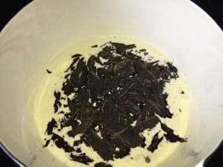 鲜花巧克力淋面蛋糕,淡奶油小火加热至沸腾，放入巧克力碎，静置几分钟