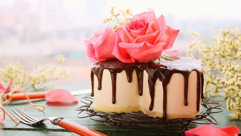 鲜花巧克力淋面蛋糕,用勺子随意的勺起甘纳许淋出滴落的感觉，摆放好鲜花