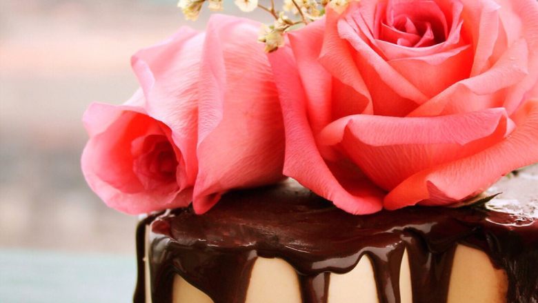 鲜花巧克力淋面蛋糕,很漂亮！有木有？