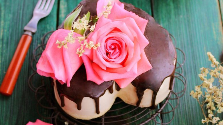 鲜花巧克力淋面蛋糕,春天来了，鲜花盛开