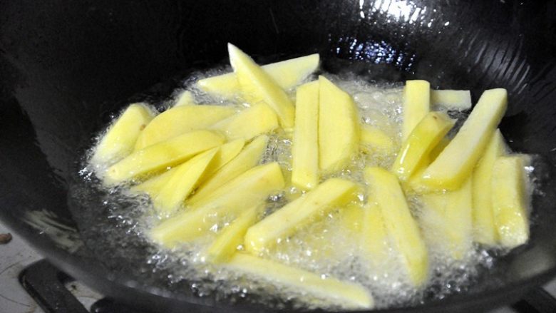 孜然土豆条,锅中热油，倒入控干水份的土豆条，炸至金黄色。