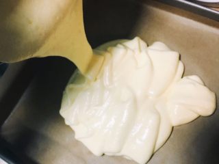 豆乳盒子,蛋白加入20g砂糖打发至硬性发泡，分3次加入蛋黄糊中～翻拌均匀后倒入烤盘内～烤箱150度上下火中层烤20分钟
