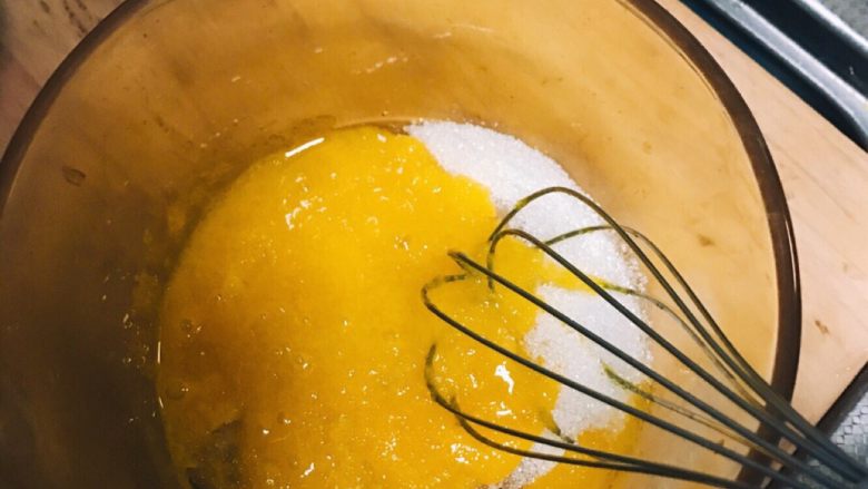 豆乳盒子,蛋黄先加入砂糖搅打均匀