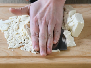 豆腐最嫩滑的吃法——翡翠豆腐羹,用刀柄把豆腐压碎