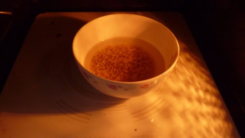 燕麦山楂奶昔,
把燕麦放微波炉中高火5分钟煮熟