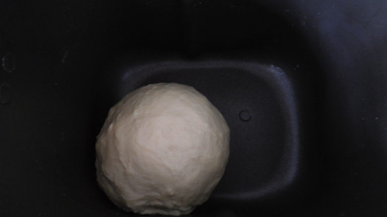 鲜奶雪路面包,和面结束后，把面团放在面包机内发酵。发酵至两倍大即可