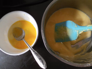 鲜奶雪路面包,然后在将鸡蛋液和蛋黄液混合后 用小勺子一点一点的往里面加，每加入一次 都要彻底混合均匀才能加入下一次。蛋液全部加完之后，将泡芙馅材料装进裱花