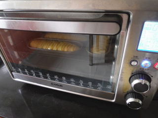 鲜奶雪路面包,将面包送入东菱K30A烤箱中层，上下火173度 烤23分钟。中途记得加盖锡纸 避免上色过深

