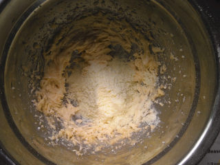 鲜奶雪路面包,打发好后 将奶粉倒入其中翻拌均匀。（要用全脂无糖奶粉）