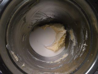 鲜奶雪路面包,然后在加入淡奶油，淡奶油一定分次加入，每加入一次都要彻底混合均匀在加入下一次，如果你觉得你做好的夹馅有点点稀，可以适当的加点奶粉综合一下。最