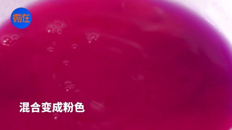 自制高颜值樱花饭团，剩米饭也能有春天,紫甘蓝汁与柠檬汁混合变成粉色。