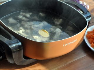 罗宋汤,将牛腩连汤汁一并倒入利仁电热锅中，放入一包浓汤宝。