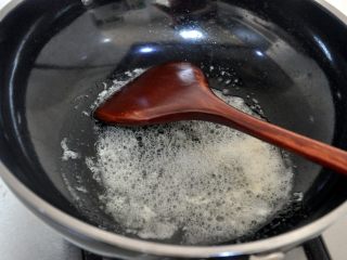 罗宋汤,换一口锅，在锅中放入黄油和适量的玉米油