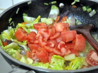 罗宋汤,倒入番茄，加入少量的水，翻炒2分钟。