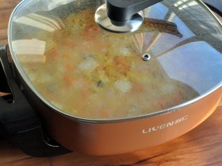 罗宋汤,盖上盖子，继续小火炖半小时，直到土豆、胡萝卜变软。