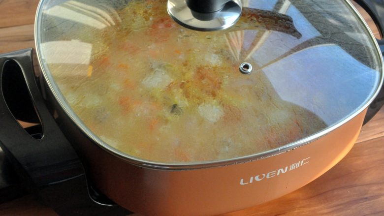 罗宋汤,盖上盖子，继续小火炖半小时，直到土豆、胡萝卜变软。