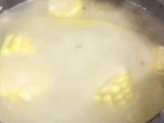 山药玉米排骨汤,放入玉米炖10分钟。