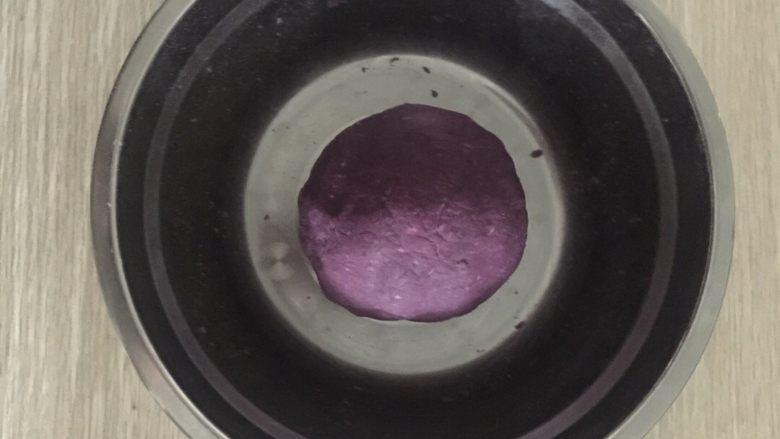 心心相印版紫薯酸奶,然后把紫薯压成紫薯泥
