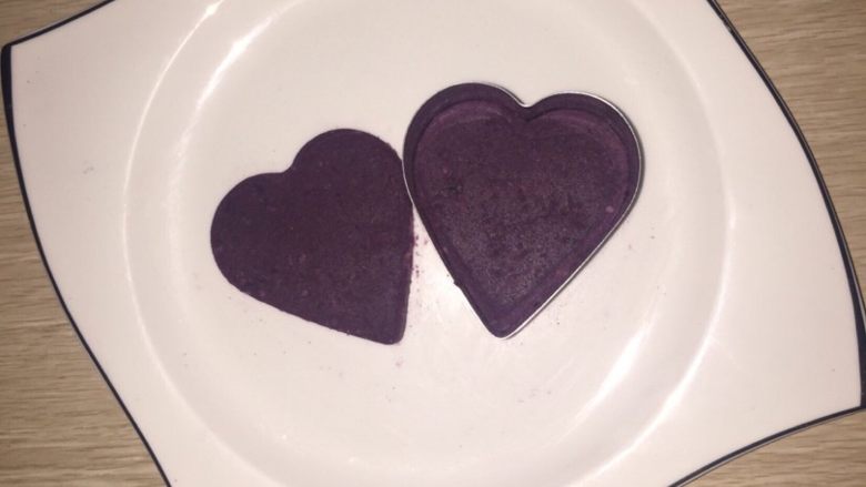 心心相印版紫薯酸奶,然后把紫薯泥放在盘中，用心形模具压成心形紫薯泥，然后把心形模具去掉。