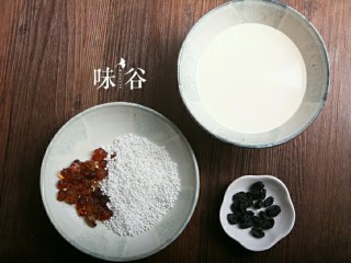桃胶黑加仑椰奶西米露,准备好材料。
