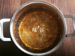 桃胶黑加仑椰奶西米露,熬至汤汁收稠。