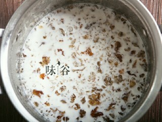 桃胶黑加仑椰奶西米露,倒入椰奶（有甜牛奶或牛奶都可以）放凉。