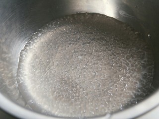 桃胶黑加仑椰奶西米露, 10分钟后的西米已经完全透明了，将西米捞出，这时的西米还有点糊状。颗粒不是很明显。