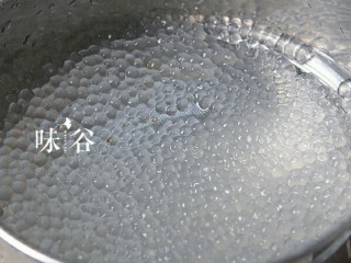 桃胶黑加仑椰奶西米露,然后用冷开水冲洗，西米的颗粒状就比较明显了，用网筛把西米沥干水份。