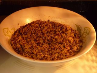 腊肉藜麦沙拉,三色藜麦洗净后加入适量的水，放微波炉内高火10分钟左右至熟，取出晾凉待用