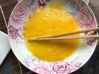 黄金馒头片,鸡蛋加入盐和花椒粉搅打均匀。