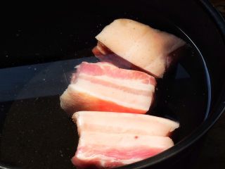 肥而不腻 香糯酥烂的 东坡肉,将肉放入水中，中火煮5分钟